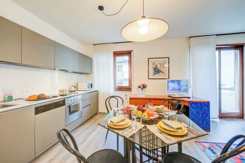 Family Apartment, 1 Bedroom, Refrigerator & Microwave (Domus Raffaella) | Private kitchen | Fridge, microwave, oven, stovetop