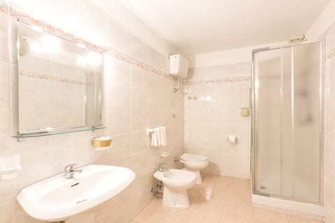 Rainfall showerhead, free toiletries, hair dryer, bidet