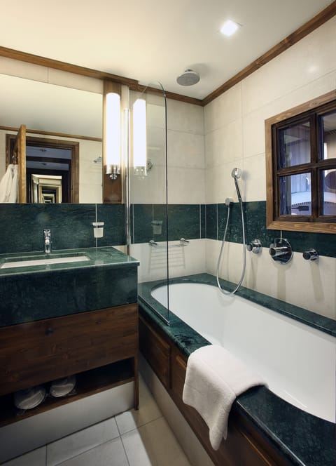 Combined shower/tub, rainfall showerhead, hair dryer, bathrobes