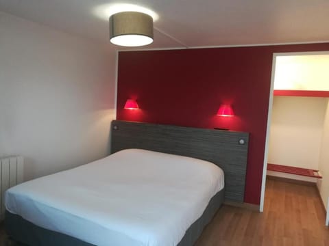 Standard Room, 1 Queen Bed | Desk, iron/ironing board, travel crib, free WiFi