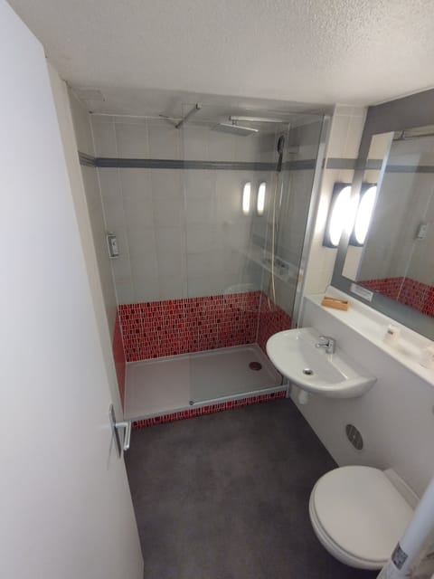 Shower, rainfall showerhead, free toiletries, hair dryer