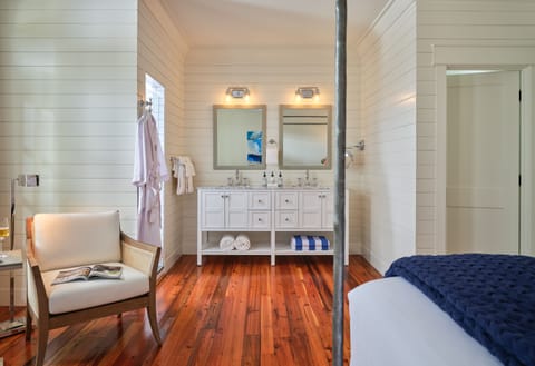 Deluxe Suite | Bathroom | Hair dryer, bathrobes, towels, soap