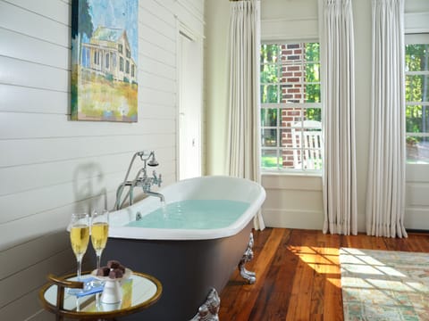 Deluxe Suite | Deep soaking bathtub