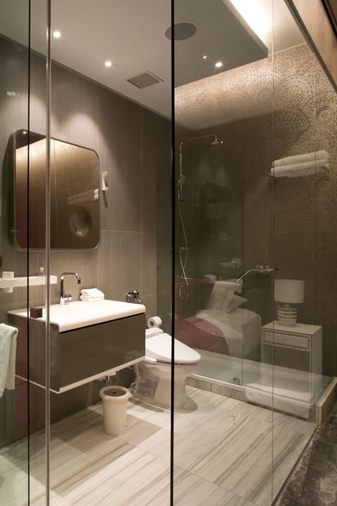 Signature Double Room | Bathroom | Combined shower/tub, deep soaking tub, rainfall showerhead, hair dryer