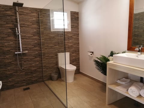 Bungalow | Bathroom | Shower, towels