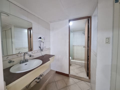 Deluxe Room | Bathroom | Shower, rainfall showerhead, towels