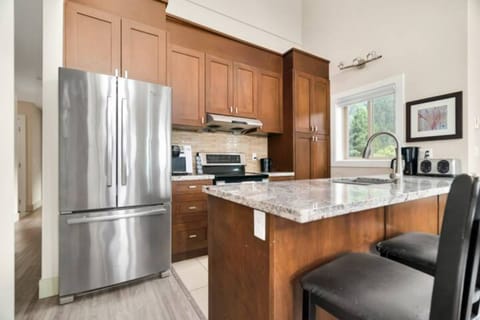 Comfort Apartment | Private kitchen | Fridge, microwave, oven, stovetop