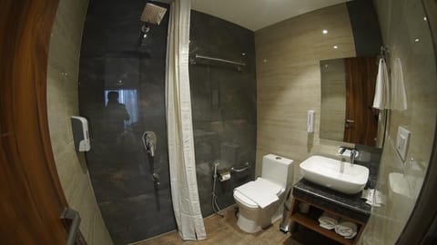 Deluxe Room | Bathroom | Free toiletries, hair dryer, slippers