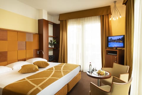 Classic Double Room | Minibar, in-room safe, soundproofing, free WiFi