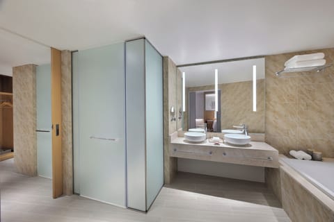 Executive Room, 1 King Bed | Bathroom | Free toiletries, hair dryer, bathrobes, slippers