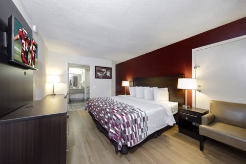 Superior Room, 1 King Bed, Smoking | Desk, blackout drapes, free cribs/infant beds, rollaway beds