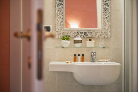 Standard Double Room | Bathroom | Shower, rainfall showerhead, free toiletries, hair dryer