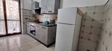 Full-size fridge, microwave, oven, cookware/dishes/utensils