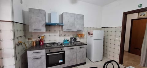 Full-size fridge, microwave, oven, cookware/dishes/utensils