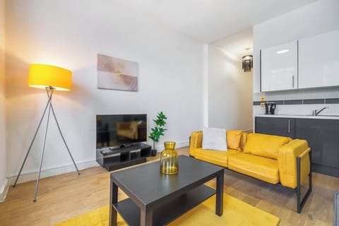 Relax and enjoy your favorite Netflix shows or movies in this cozy, entertainment-friendly space 🎬🛋️