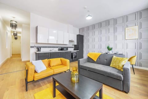 Make yourself at home in this bright and welcoming open-concept layout. 🏡

