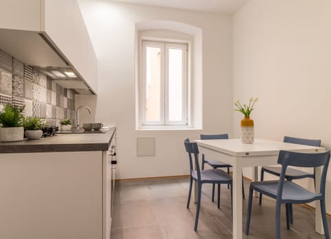 Comfort Room | In-room dining