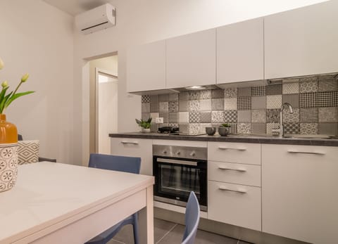 Comfort Room | Private kitchen | Fridge, oven, stovetop, cookware/dishes/utensils