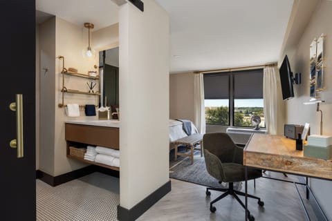 Owners Premium Suite, 1 King Bed | Pillowtop beds, desk, laptop workspace, blackout drapes