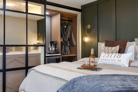 Owners Premium Suite, 1 King Bed | Room amenity