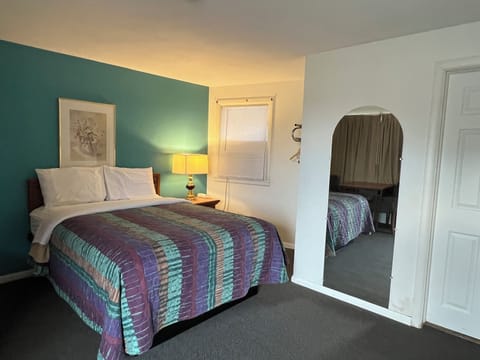 Standard Room, 1 Queen Bed | Desk, iron/ironing board, free WiFi, bed sheets