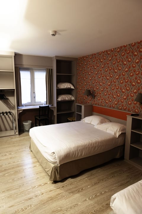 Comfort Room | Desk, free WiFi