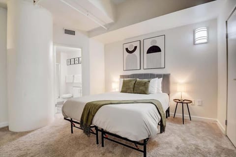 CozySuites - 2BR with Direct Skybridge Access #2