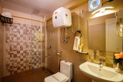 Luxury Room | Bathroom | Shower, free toiletries, slippers, towels
