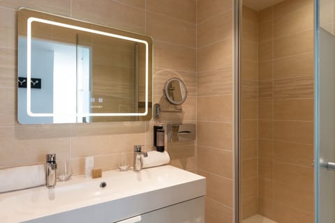 Junior Room | Bathroom | Shower, hair dryer, towels, soap