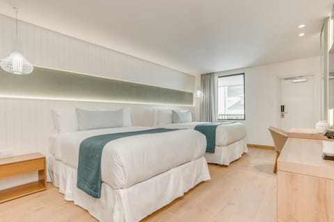 Courtyard Deluxe Queen | Premium bedding, down comforters, pillowtop beds, in-room safe