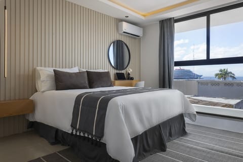 Premium Room | Premium bedding, down comforters, minibar, desk