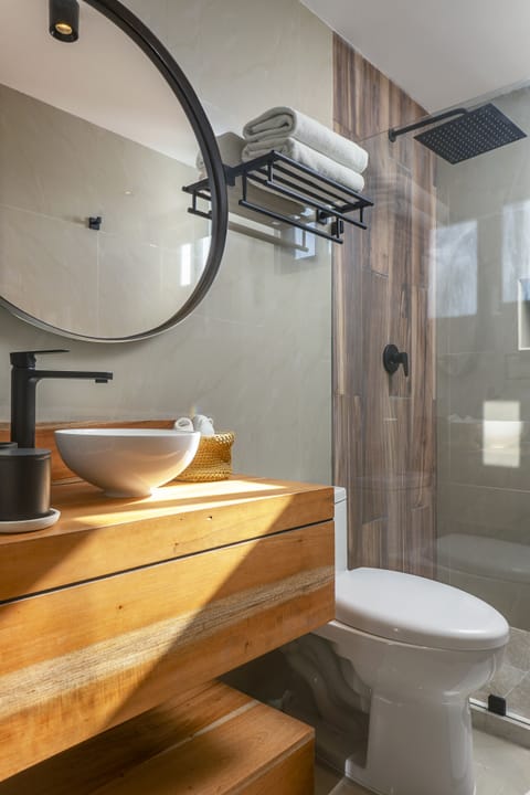 Premium Room | Bathroom | Shower, rainfall showerhead, hair dryer, towels