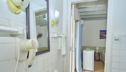 Basic Triple Room | Bathroom | Shower, rainfall showerhead, hair dryer, towels