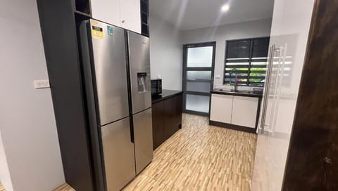 Full-size fridge, microwave, oven, stovetop