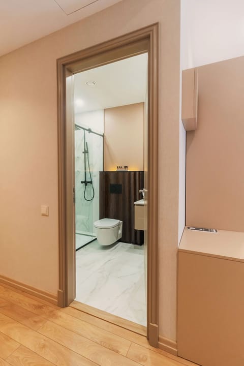 Standard Twin Room | Bathroom | Shower, free toiletries, hair dryer, bathrobes