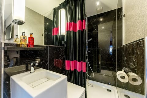 Business Room (Nr. 7 - Madeleine) | Bathroom | Shower, rainfall showerhead, free toiletries, hair dryer