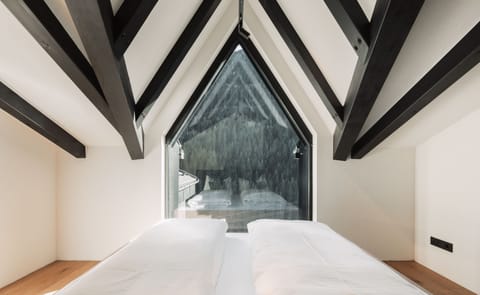 Deluxe Suite | In-room safe, desk, soundproofing, free WiFi