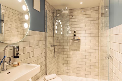 Rainfall showerhead, hair dryer, towels, soap