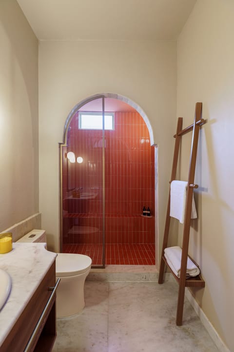 Superior Double Room | Bathroom | Shower, rainfall showerhead, slippers, towels