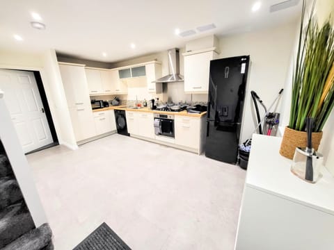 Standard House | Private kitchen | Full-size fridge, microwave, oven, stovetop