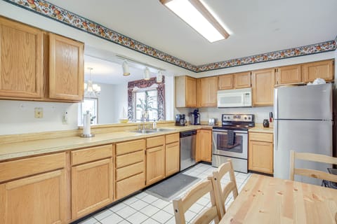 House (4 Bedrooms) | Private kitchen | Oven, stovetop, dishwasher, cookware/dishes/utensils