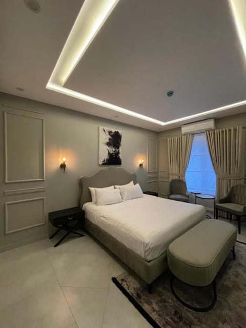 Standard Room, 1 King Bed | Minibar, in-room safe, laptop workspace, soundproofing