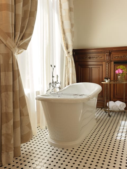 Deluxe Suite (Chambon) | Bathroom | Hair dryer, towels, soap, shampoo