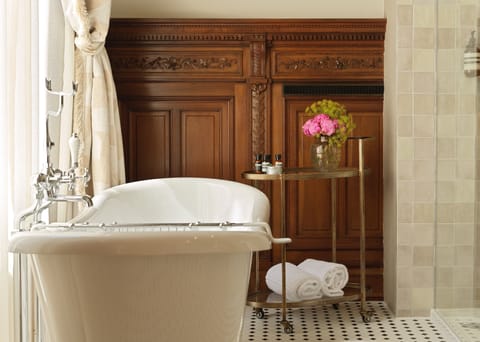 Deluxe Suite (Chambon) | Bathroom | Hair dryer, towels, soap, shampoo