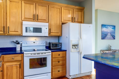 008 Coconut Breeze Fully Equipped Kitchen Appliances