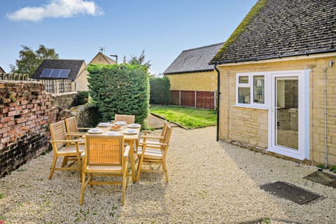 Ways End Garden - StayCotswold