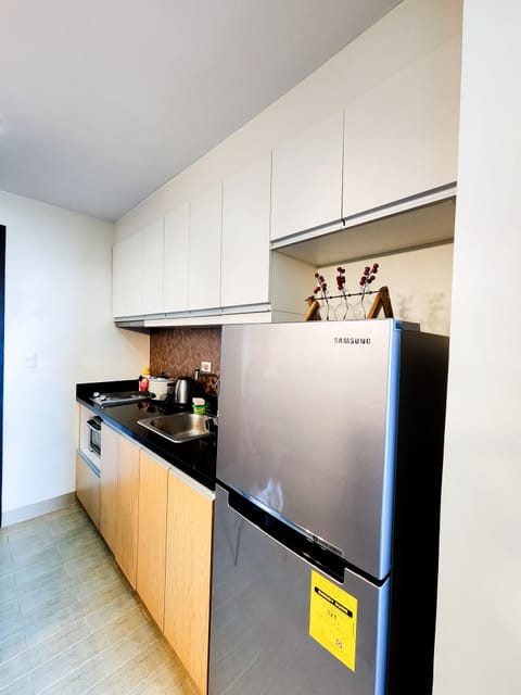 Standard Studio, 1 King Bed, Kitchenette, Mountain View | Private kitchen | Fridge, microwave, stovetop, electric kettle