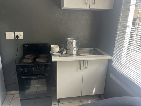 Comfort Cottage, 1 Bedroom, Garden View, Ground Floor | Private kitchen | Full-size fridge, microwave, oven, stovetop