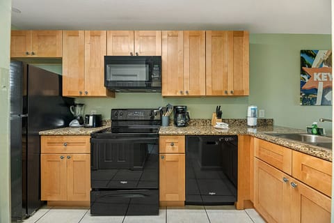 Condo | Private kitchen | Fridge, microwave, dishwasher, coffee/tea maker