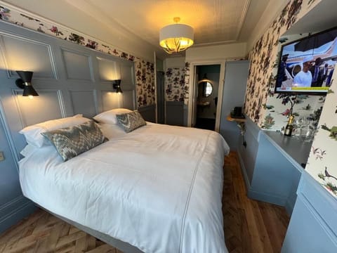 Deluxe Double or Twin Room, 1 Bedroom | Individually decorated, iron/ironing board, free WiFi